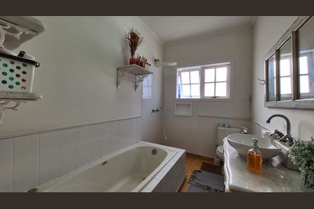 Casa à venda com 237m², 3 quartos e 5 vagasBanheiro da suíte 2