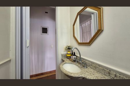 Casa à venda com 237m², 3 quartos e 5 vagasBanheiro - Fundos