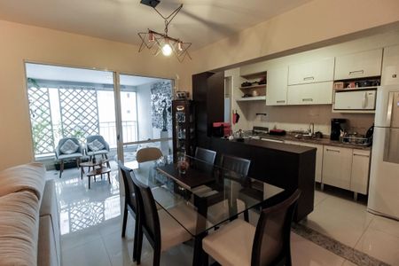 Apartamento à venda com 97m², 2 quartos e 2 vagasDetalhe Sala