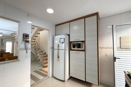 Casa de condomínio à venda com 232m², 3 quartos e 4 vagasCozinha 