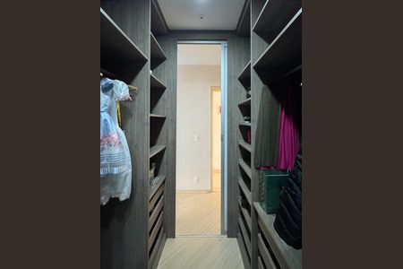 Casa de condomínio à venda com 232m², 3 quartos e 4 vagasCloset - Suíte 2