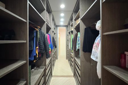 Casa de condomínio à venda com 232m², 3 quartos e 4 vagasCloset - Suíte 2