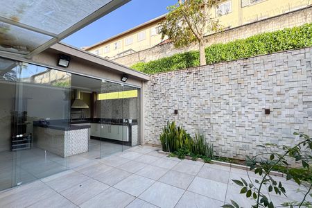 Casa de condomínio à venda com 232m², 3 quartos e 4 vagasQuintal 