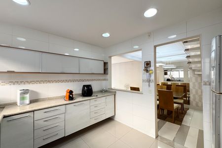 Casa de condomínio à venda com 232m², 3 quartos e 4 vagasCozinha 