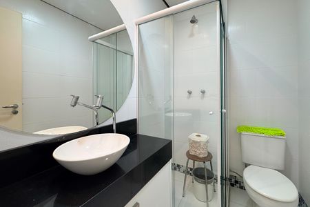 Casa de condomínio à venda com 232m², 3 quartos e 4 vagasBanheiro Social
