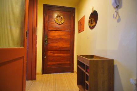 Hall de Entrada de apartamento à venda com 3 quartos, 92m² em Santa Cecília, Porto Alegre