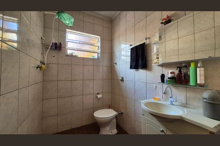 Casa à venda com 250m², 3 quartos e 1 vagaBanheiro - Fundos