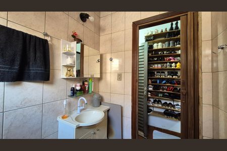 Casa à venda com 250m², 3 quartos e 1 vagaBanheiro - Fundos
