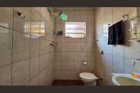 Casa à venda com 250m², 3 quartos e 1 vagaBanheiro - Fundos