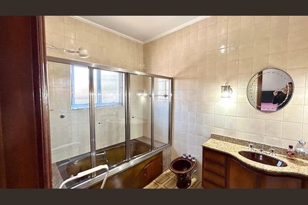 Casa à venda com 354m², 4 quartos e 5 vagasBanheiro 4