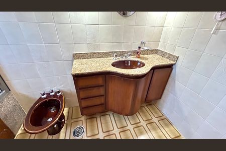Casa à venda com 354m², 4 quartos e 5 vagasBanheiro 4