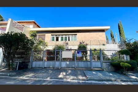 Casa à venda com 354m², 4 quartos e 5 vagasPlaca instalada na fachada do imóvel 