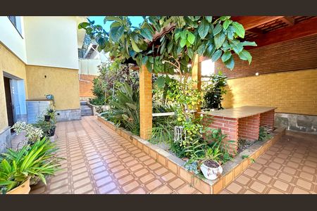 Casa à venda com 354m², 4 quartos e 5 vagasChurrasqueira