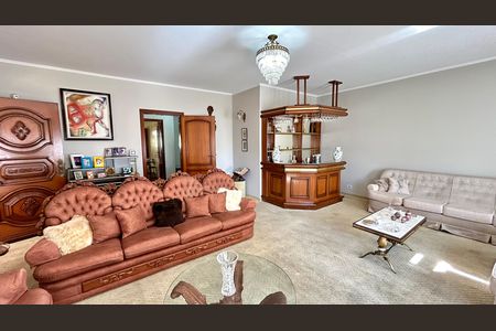 Casa à venda com 354m², 4 quartos e 5 vagasSala