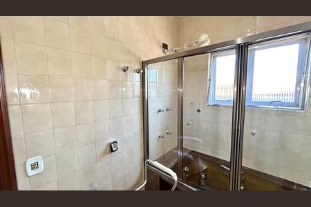 Casa à venda com 354m², 4 quartos e 5 vagasBanheiro 4