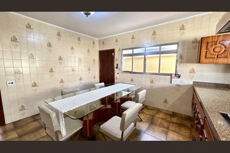 Casa à venda com 354m², 4 quartos e 5 vagasCozinha