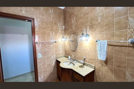 Casa à venda com 354m², 4 quartos e 5 vagasBanheiro 5