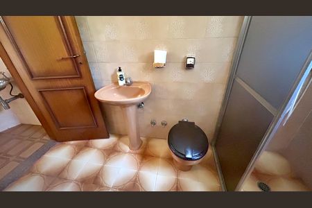 Casa à venda com 354m², 4 quartos e 5 vagasBanheiro 2