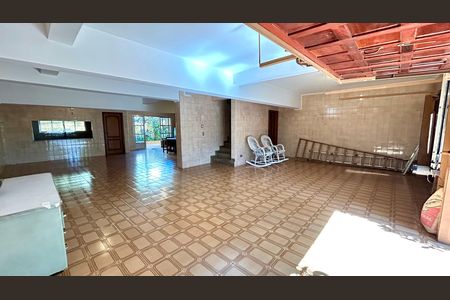 Casa à venda com 354m², 4 quartos e 5 vagasGaragem