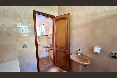 Casa à venda com 354m², 4 quartos e 5 vagasBanheiro 2
