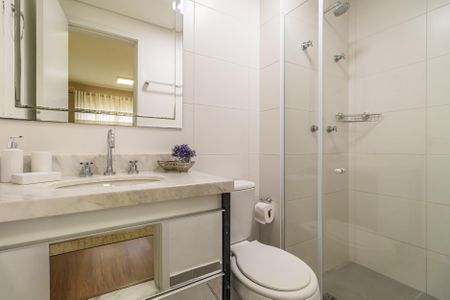 Apartamento para alugar com 67m², 2 quartos e 2 vagas Apartamento para alugar com 67m², 2 quartos e 2 vagasBanheiro da Suíte