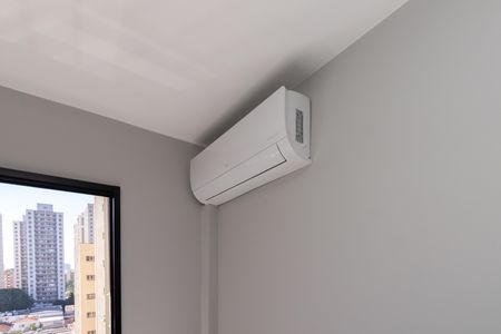 Studio - Detalhe do Ar Condicionado de kitnet/studio para alugar com 1 quarto, 24m² em Vila Leopoldina, São Paulo
