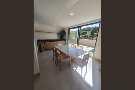 Casa de condomínio à venda com 260m², 3 quartos e 4 vagasSala