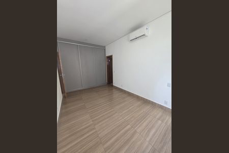 Casa de condomínio à venda com 260m², 3 quartos e 4 vagasQuarto