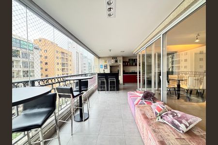Apartamento à venda com 156m², 3 quartos e 3 vagas Apartamento à venda com 156m², 3 quartos e 3 vagasVaranda