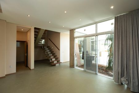 Casa de condomínio para alugar com 389m², 4 quartos e 4 vagas Casa de condomínio para alugar com 389m², 4 quartos e 4 vagasSALA DE TV PISO INFERIOR