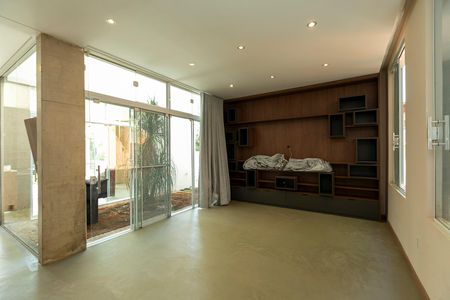 Casa de condomínio para alugar com 389m², 4 quartos e 4 vagas Casa de condomínio para alugar com 389m², 4 quartos e 4 vagasSALA DE TV PISO INFERIOR