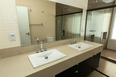 Casa de condomínio para alugar com 389m², 4 quartos e 4 vagas Casa de condomínio para alugar com 389m², 4 quartos e 4 vagasBANHEIRO SUITE MASTER