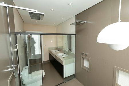 Casa de condomínio para alugar com 389m², 4 quartos e 4 vagas Casa de condomínio para alugar com 389m², 4 quartos e 4 vagasBANHEIRO SUITE MASTER