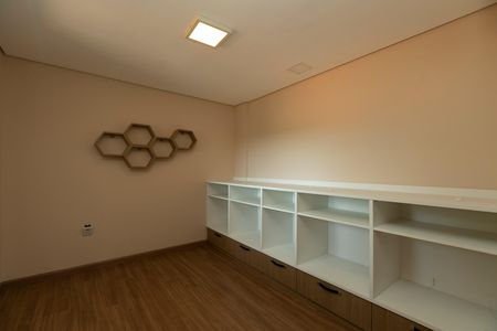 Casa de condomínio para alugar com 389m², 4 quartos e 4 vagas Casa de condomínio para alugar com 389m², 4 quartos e 4 vagasESCRITÓRIO PISO INTERMEDIÁRIO
