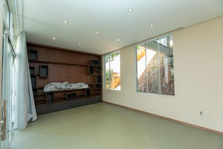 Casa de condomínio para alugar com 389m², 4 quartos e 4 vagas Casa de condomínio para alugar com 389m², 4 quartos e 4 vagasSALA DE TV PISO INFERIOR