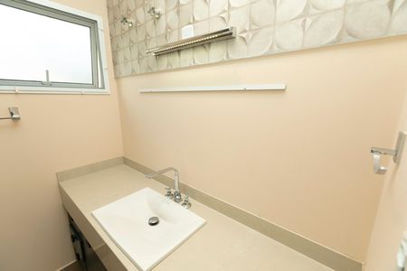 Casa de condomínio para alugar com 389m², 4 quartos e 4 vagas Casa de condomínio para alugar com 389m², 4 quartos e 4 vagasBANHEIRO SUITE 2