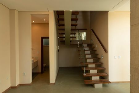 Casa de condomínio para alugar com 389m², 4 quartos e 4 vagas Casa de condomínio para alugar com 389m², 4 quartos e 4 vagasSALA DE TV PISO INFERIOR