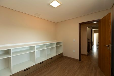 Casa de condomínio para alugar com 389m², 4 quartos e 4 vagas Casa de condomínio para alugar com 389m², 4 quartos e 4 vagasESCRITÓRIO PISO INTERMEDIÁRIO