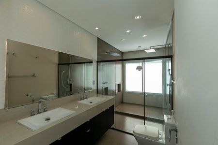 Casa de condomínio para alugar com 389m², 4 quartos e 4 vagas Casa de condomínio para alugar com 389m², 4 quartos e 4 vagasBANHEIRO SUITE MASTER