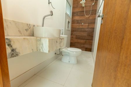 Casa de condomínio para alugar com 389m², 4 quartos e 4 vagas Casa de condomínio para alugar com 389m², 4 quartos e 4 vagasBANHEIRO SALA DE JANTAR