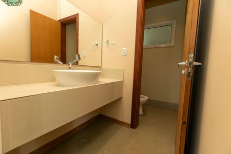 Casa de condomínio para alugar com 389m², 4 quartos e 4 vagas Casa de condomínio para alugar com 389m², 4 quartos e 4 vagasBANHEIRO SALA DE TV