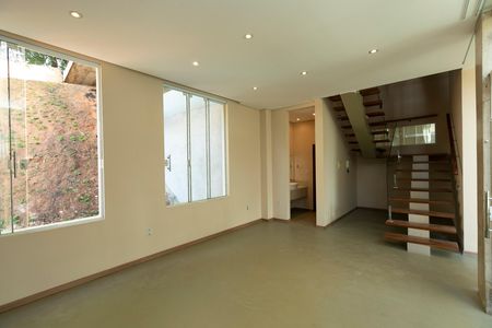 Casa de condomínio para alugar com 389m², 4 quartos e 4 vagas Casa de condomínio para alugar com 389m², 4 quartos e 4 vagasSALA DE TV PISO INFERIOR