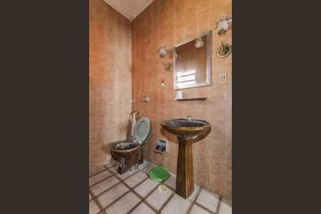 Banheiro de casa à venda com 2 quartos, 164m² em Santa Maria Goretti, Porto Alegre