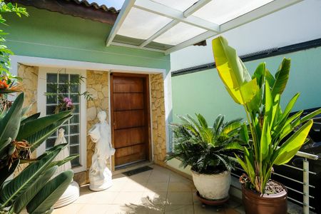 Casa para alugar com 396m², 4 quartos e 6 vagasEntrada