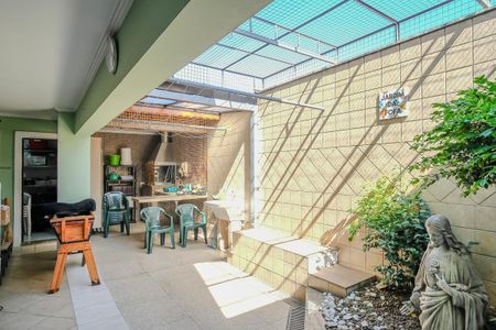 Casa para alugar com 396m², 4 quartos e 6 vagasQuintal