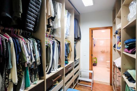 Casa para alugar com 396m², 4 quartos e 6 vagasCloset da suíte 1 