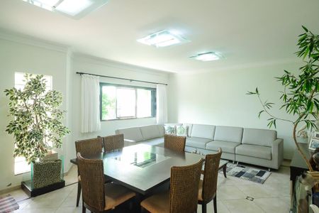 Casa para alugar com 396m², 4 quartos e 6 vagasSala