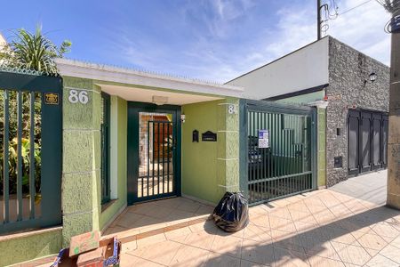 Casa para alugar com 396m², 4 quartos e 6 vagasFachada + plaquinha