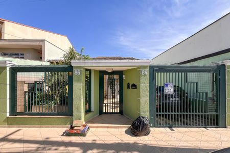 Casa para alugar com 396m², 4 quartos e 6 vagasFachada + plaquinha