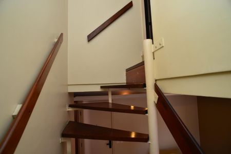 Apartamento à venda com 76m², 2 quartos e 2 vagas Apartamento à venda com 76m², 2 quartos e 2 vagasEscada Segundo Piso